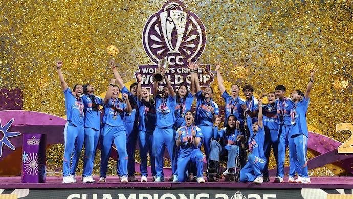 Team India lift the Women's World Cup title. (Image: JioHotstar)